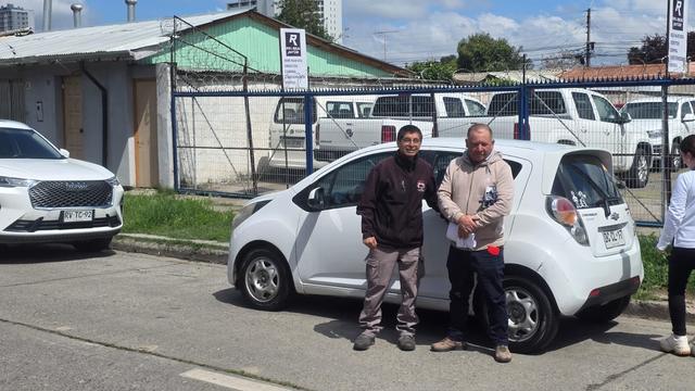 Cliente con su auto recién entregado