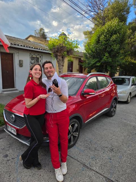 Cliente con su auto recién entregado