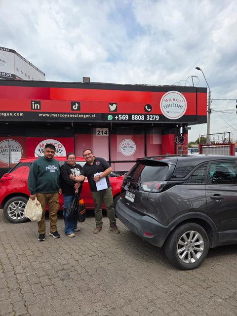 Cliente con su auto recién entregado