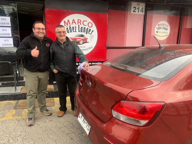 Cliente con su auto recién entregado