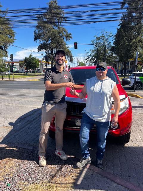 Cliente con su auto recién entregado