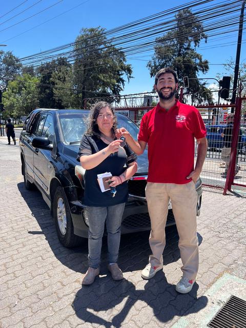 Cliente con su auto recién entregado