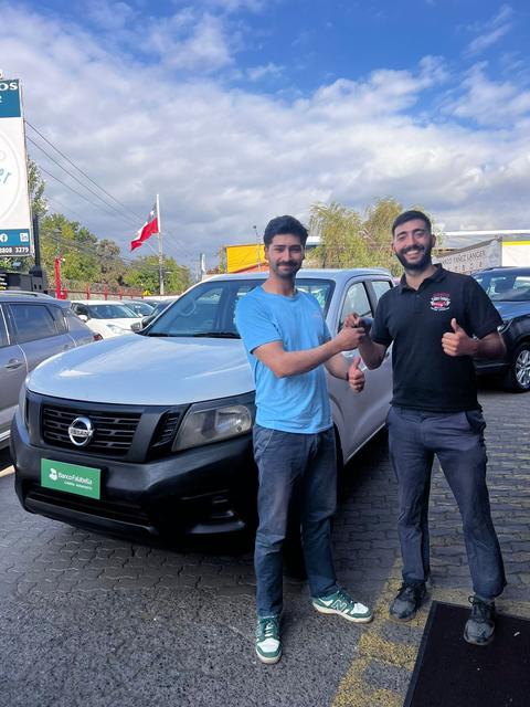 Cliente con su auto recién entregado